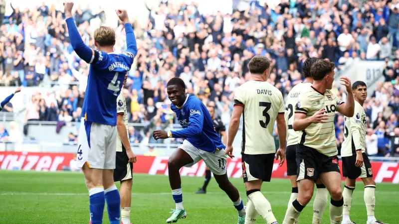 Barry strike keeps Everton unbeaten against 10-man Ipswich