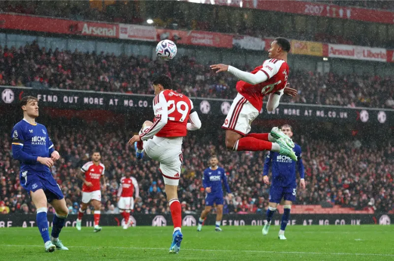 Arsenal maintain title pressure with comfortable Everton victory