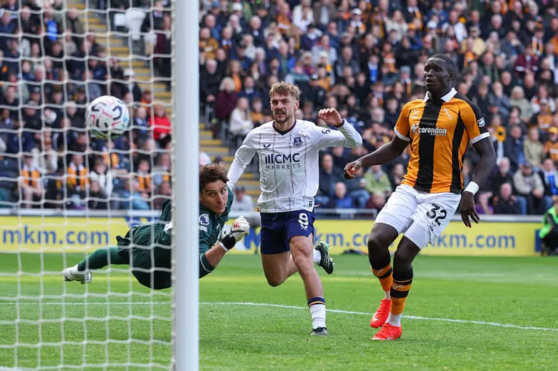 Everton remain unbeaten but let lead slip in 2-2 draw at Hull