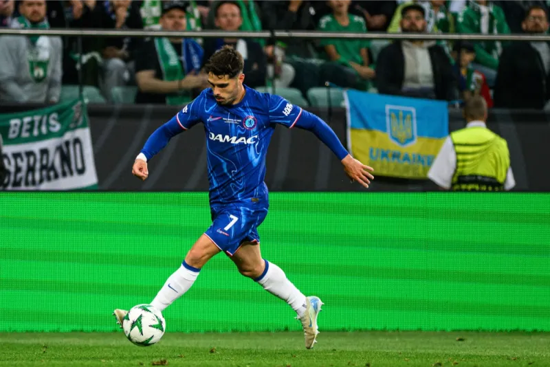 Pedro Neto signs Chelsea extension through 2032