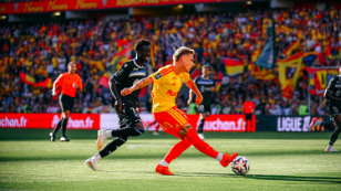 Thauvin hits 2 as 5-star Lens survive late wobble to crush 10-man Auxerre