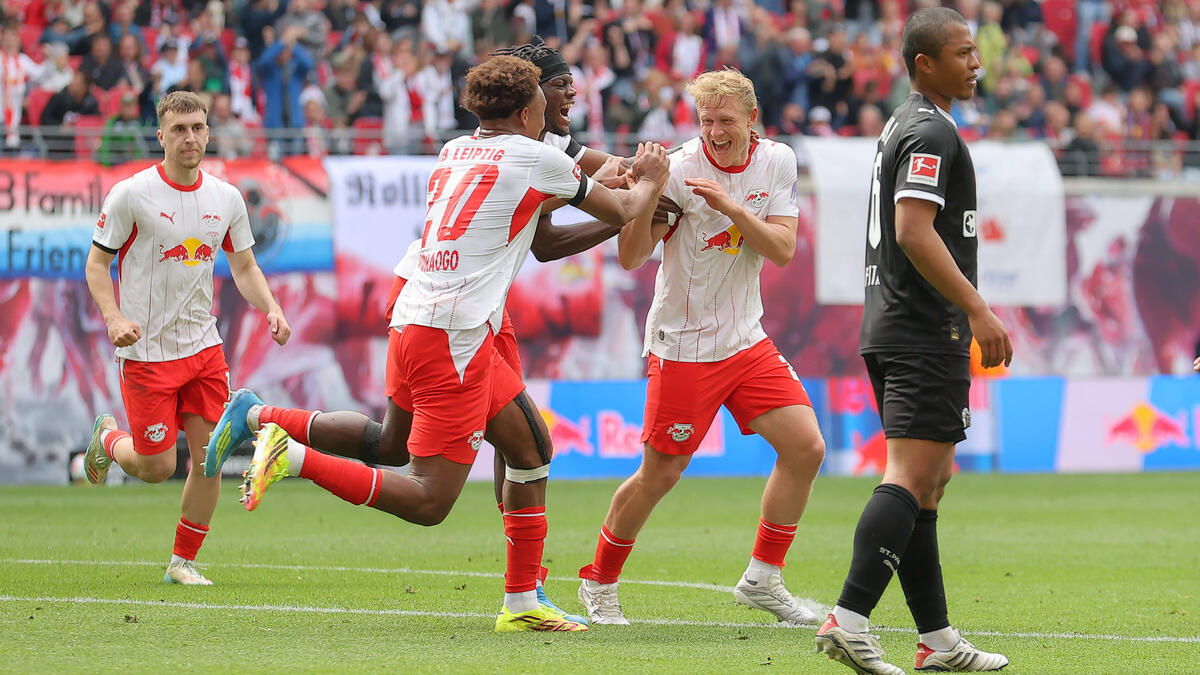 Leipzig beat struggling St. Pauli to seal Champions League return