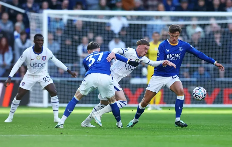 Chelsea beat Everton as Neto strikes twice and Martinez suffers injury