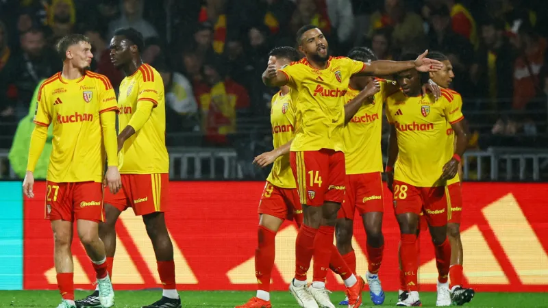 10-man Lens hold on to hand Lyon first Ligue 1 defeat
