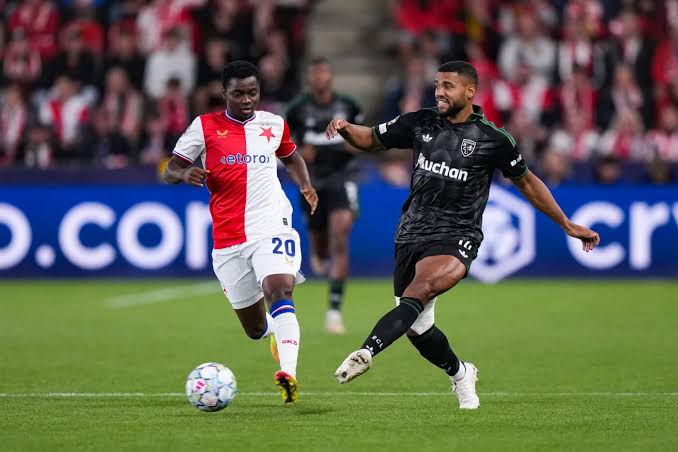 Lens score twice in stoppage time to stun 10-man Slavia Prague