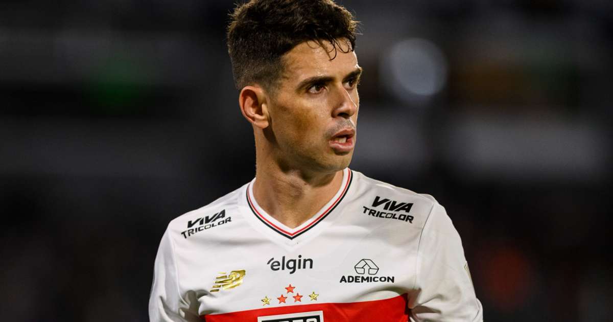 Former Chelsea midfielder Oscar has retired at the age of 34 due to heart problems.