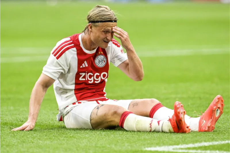 Ajax striker Dolberg undergoes successful knee surgery in Copenhagen