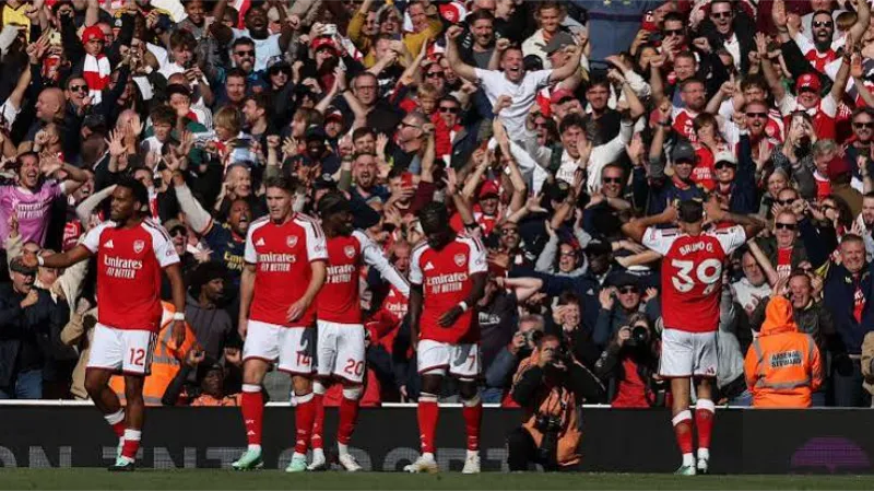 Arsenal fight back to beat Leeds and move top of Premier League